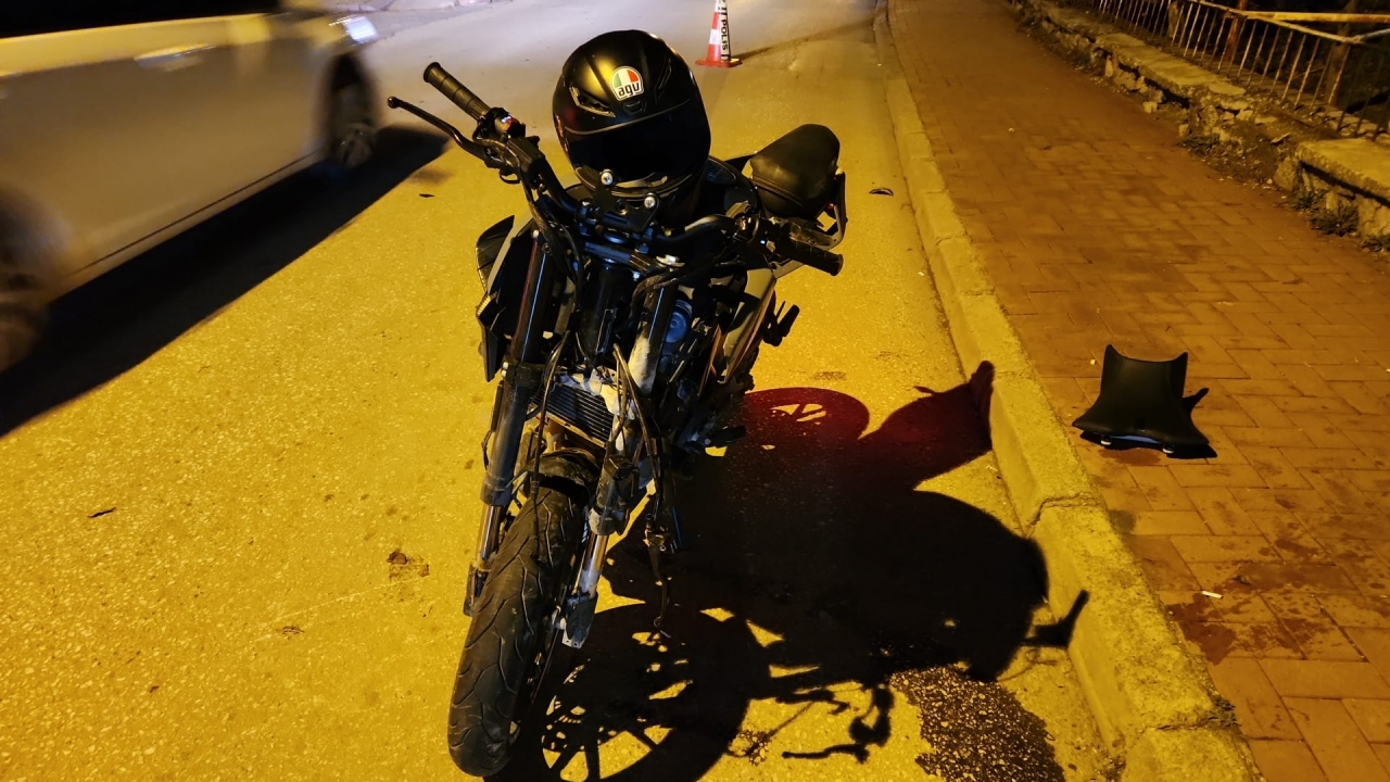 Kütahya'da beton elektrik direğine çarpan motosikletli genç öldü