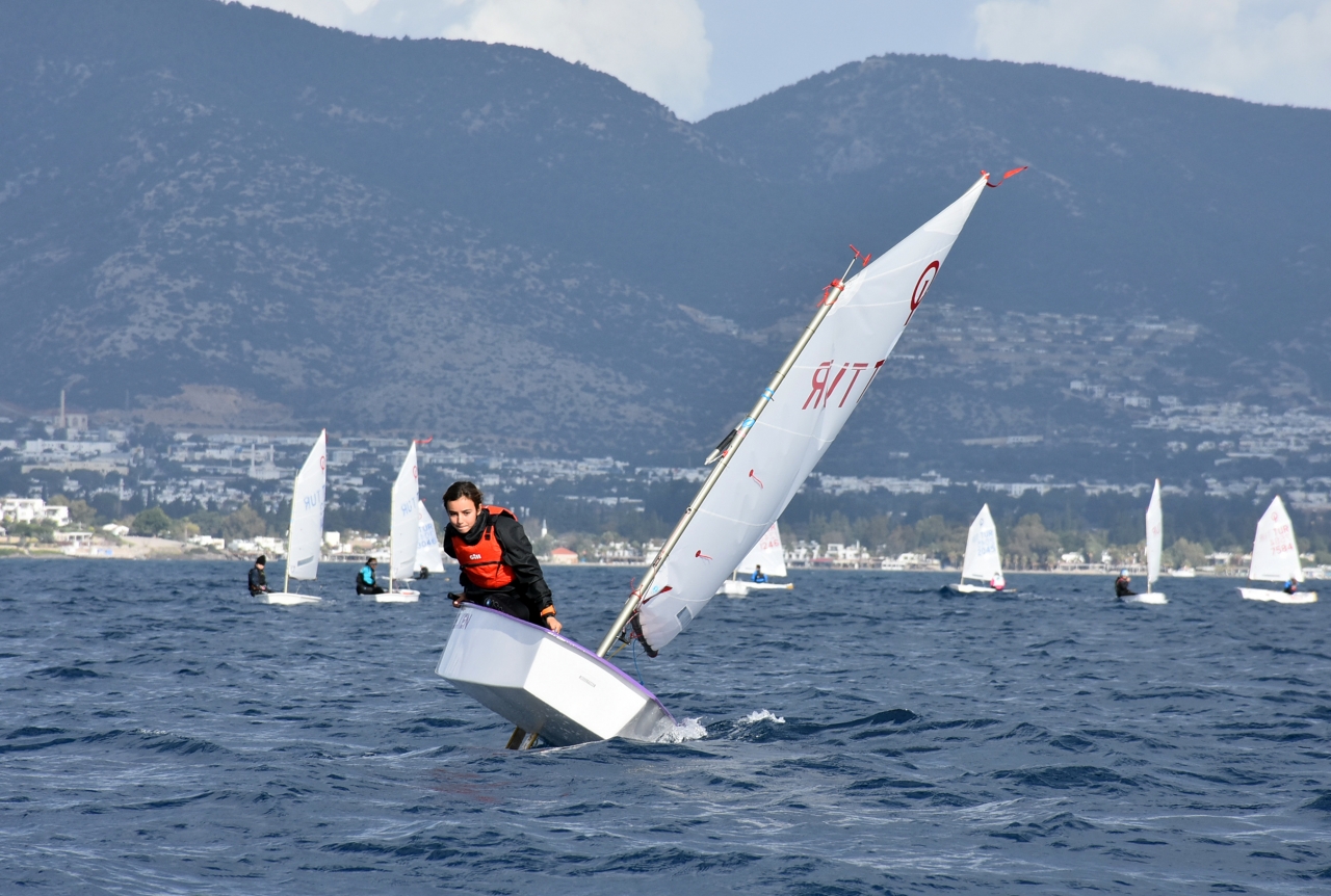 Bodrum'da ablasının anısına düzenlenen yelken yarışlarında birincilik elde etti