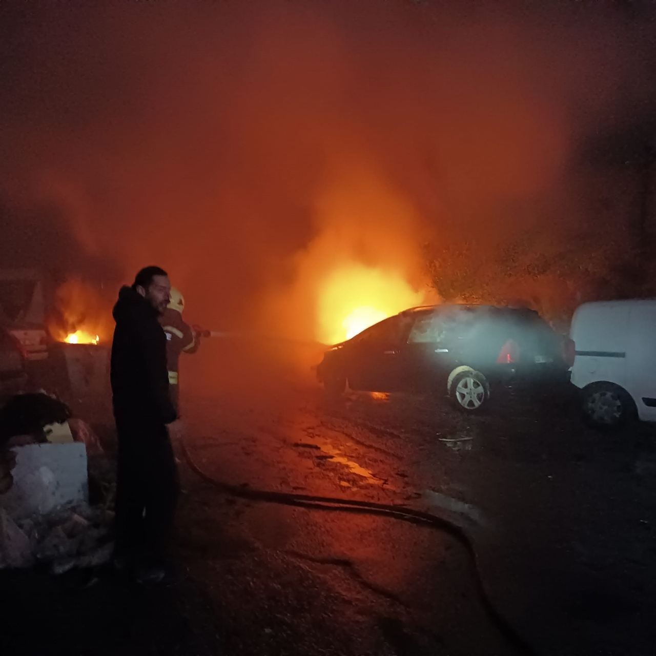 Bodrum'da yıldırımın isabet ettiği ağacın altındaki 2 otomobil yandı