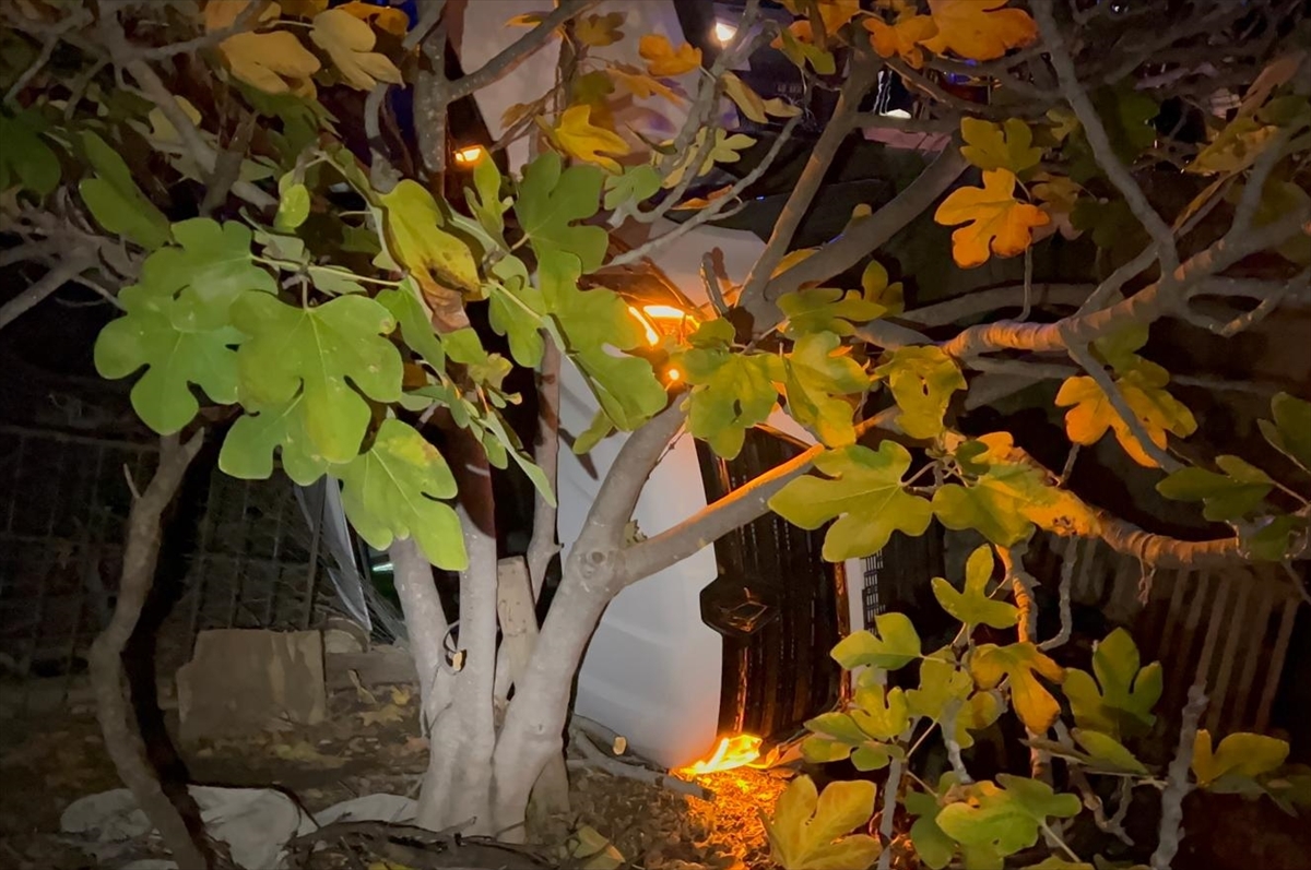 Bodrum'da devrilen otomobilde sıkışan yaralı kurtarıldı