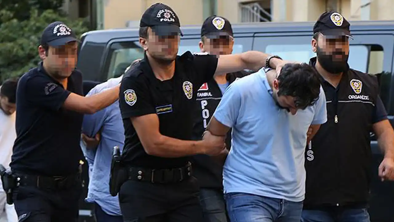 İzmir'de yurt dışına geçiş hazırlığı yapan 37 kişi yakalandı