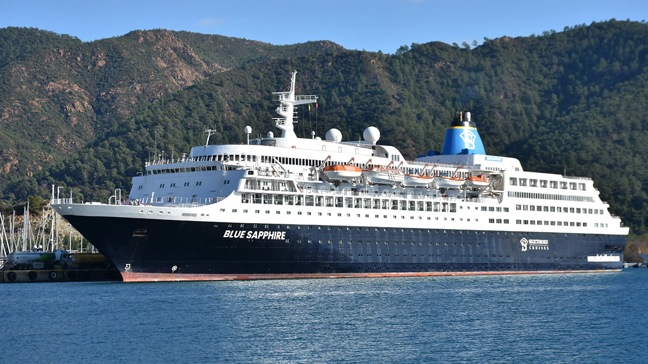 Yolcu gemisi "Blue Sapphire" yakıt ikmali için Marmaris'te