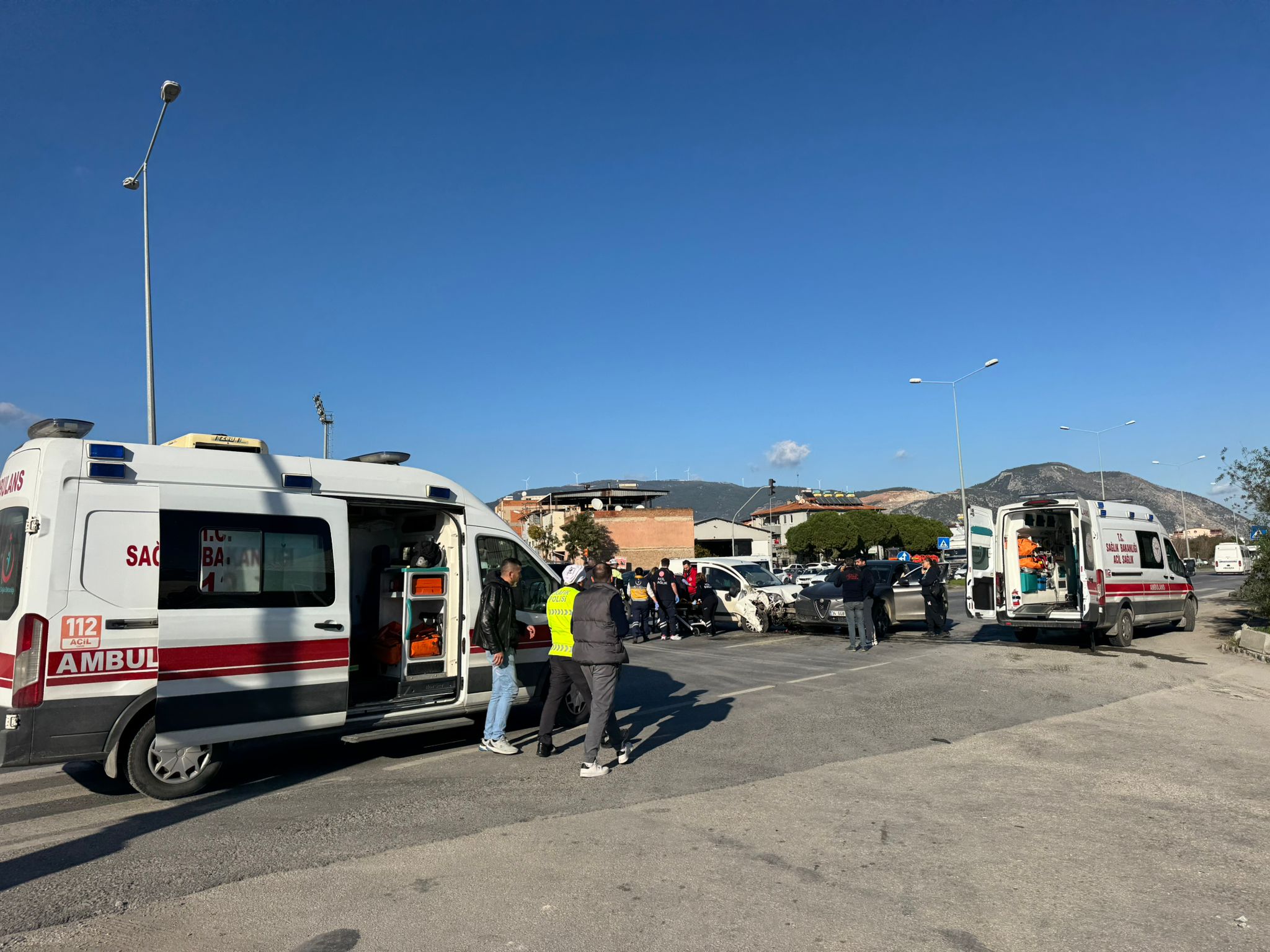 Alaşehir'de iki otomobilin çarpıştığı kazada 3 kişi yaralandı