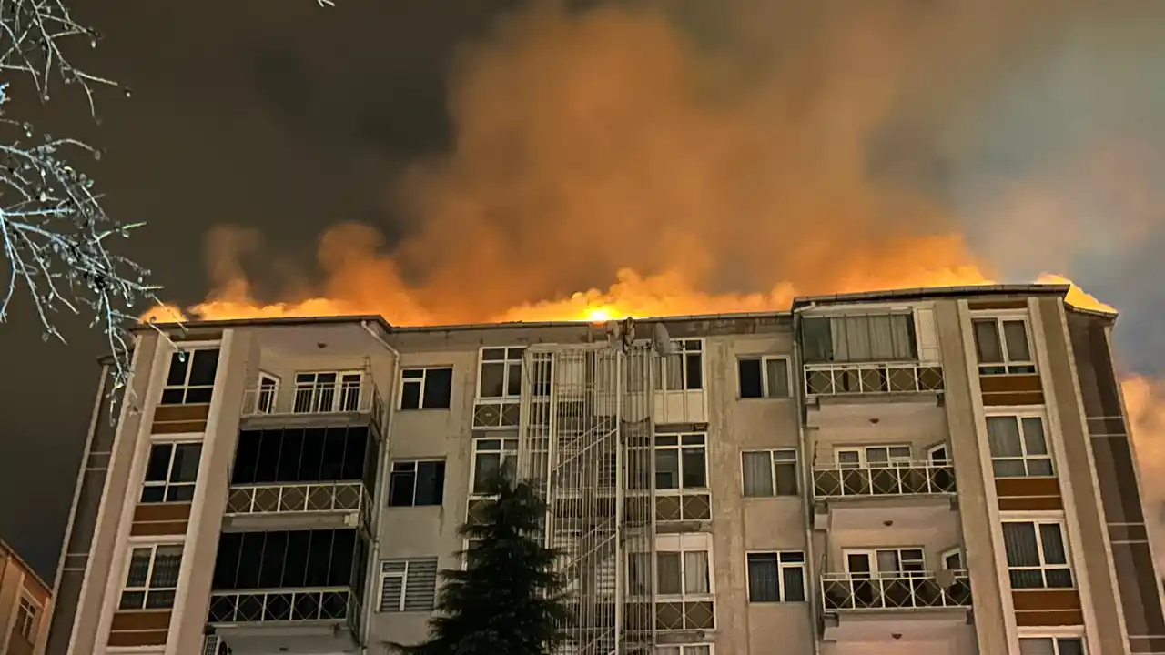 Uşak'ta 7 katlı apartmanın çatısında çıkan yangın söndürüldü