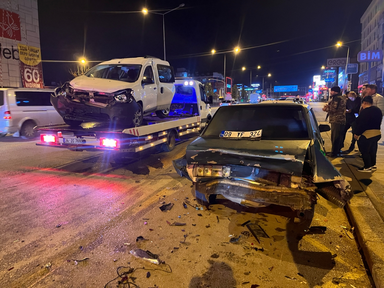 Denizli'de otomobil park halindeki araçlara çarptı, 3 kişi yaralandı