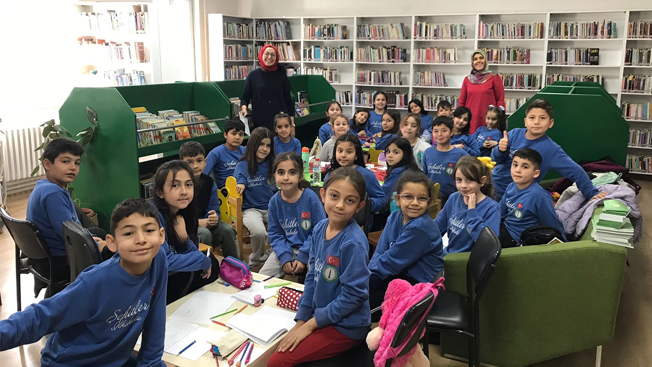 Banaz İlçe Halk Kütüphanesinde öğrencilerin kitap sevgisi artırılıyor