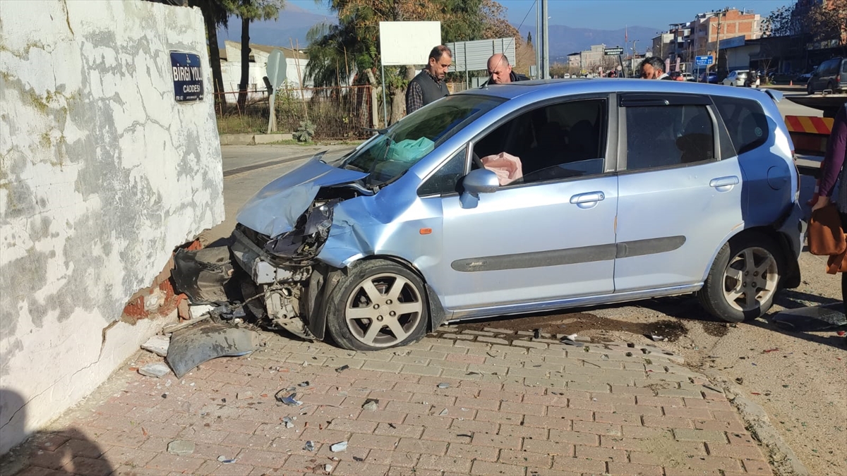 Ödemiş'te hafif ticari araç ile otomobilin çarpıştığı kazada 2 kişi yaralandı
