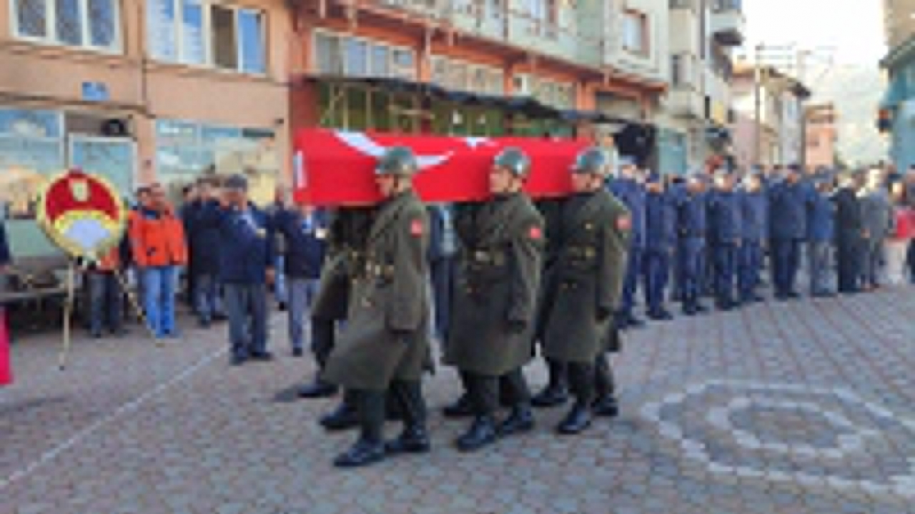 İzmir'de vefat eden Kıbrıs gazisi son yolculuğuna uğurlandı