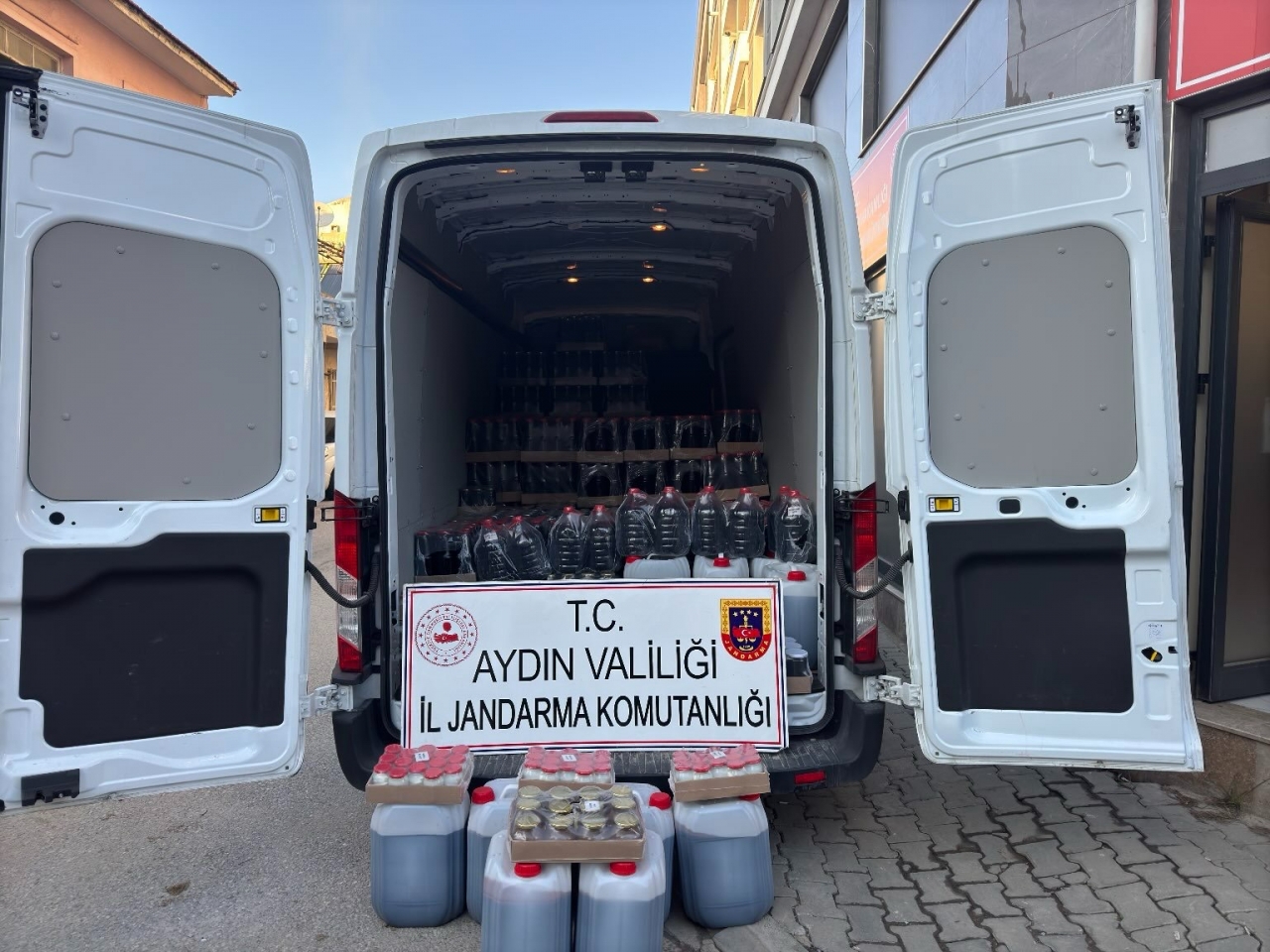 Aydın'da merdiven altı üretilen gıda ürünlerine el konuldu