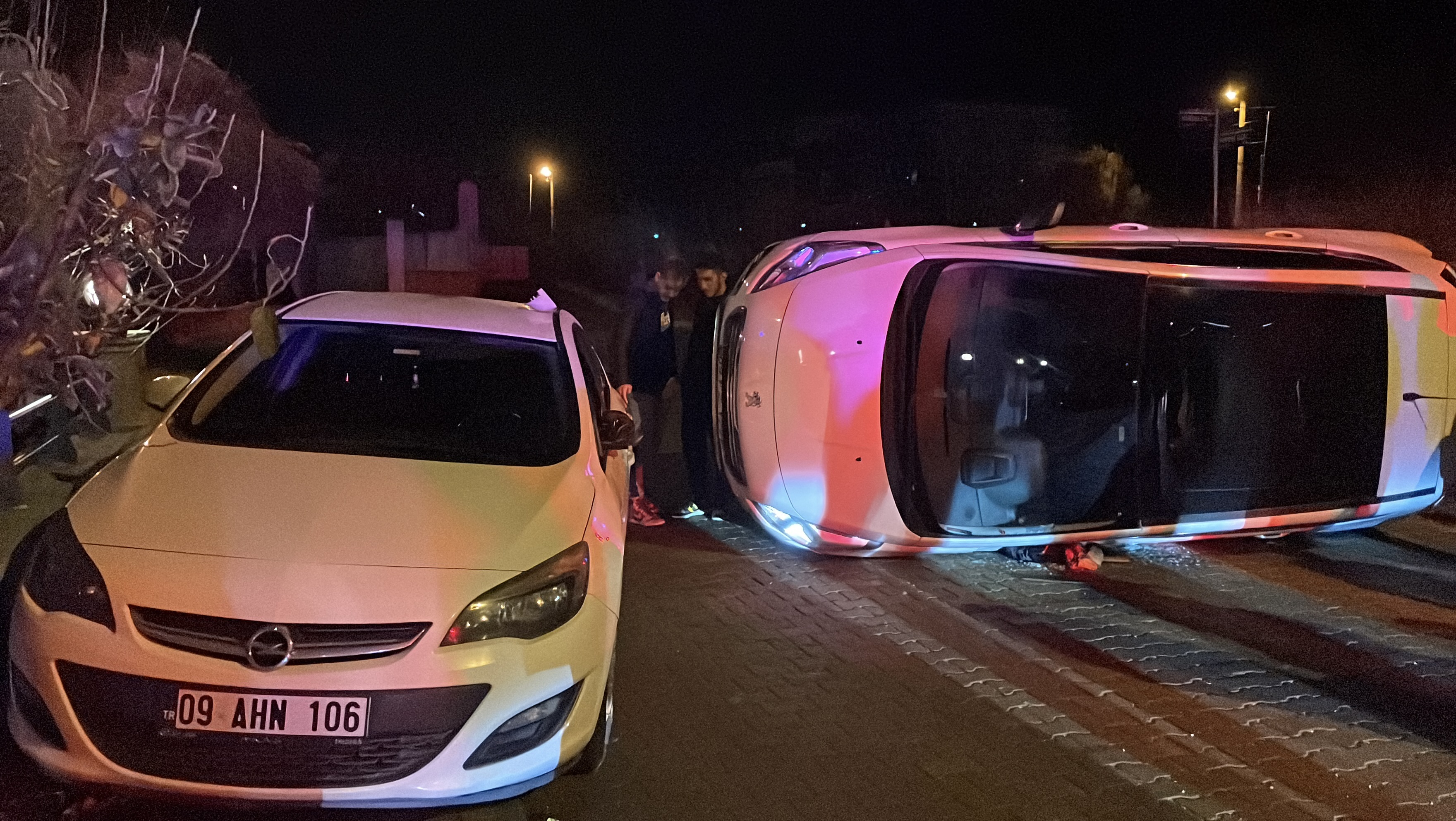 Efeler'de devrilen otomobilin sürücüsü kazadan yara almadan kurtuldu