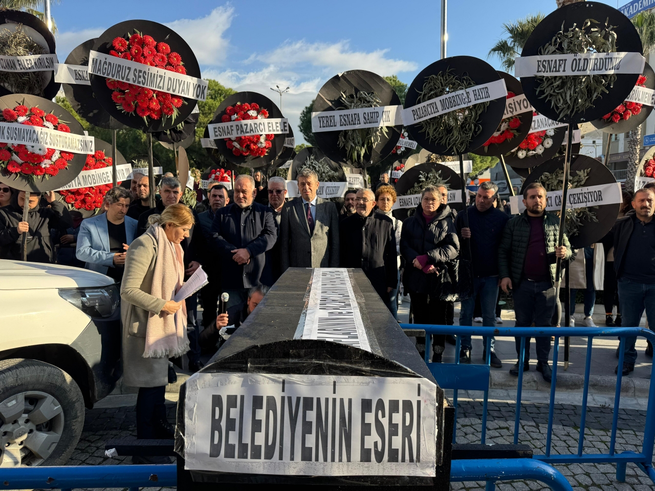 Söke'de esnaf belediye binasına siyah çelenk ve tabut bıraktı