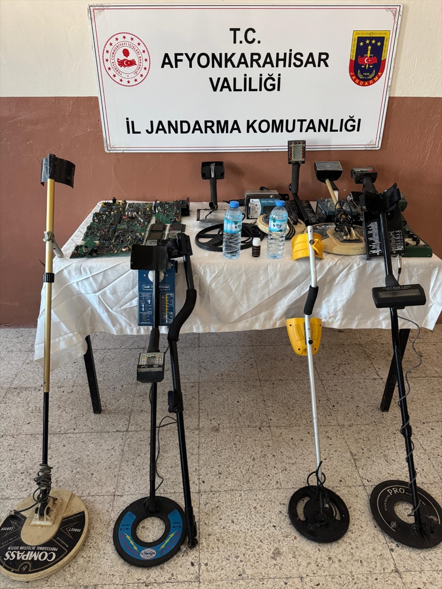 Afyonkarahisar'da sahte içki satışı yaptığı iddiasıyla 3 şüpheli yakalandı