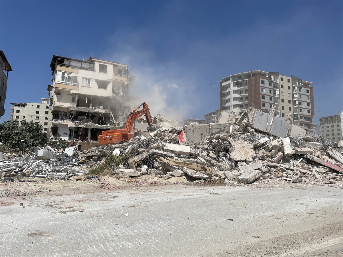 Denizli'de 6 katlı binadan molozların sokağa düşmesi güvenlik kamerasında