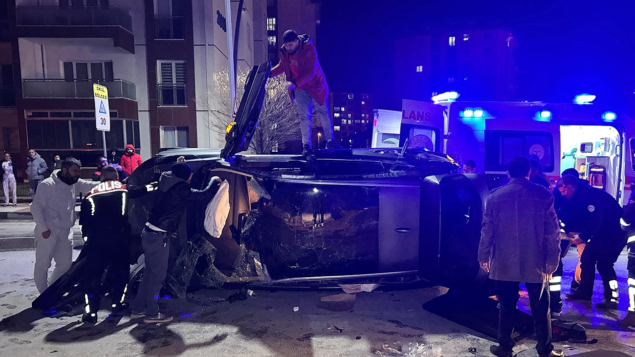 Otomobilde Sıkışan Sürücü İtfaiye Ekiplerinin Müdahelesiyle Çıkarıldı
