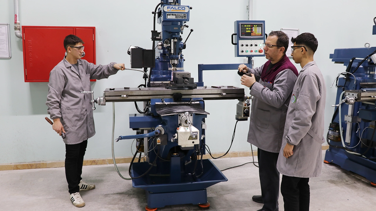 Kütahya OSB'deki meslek lisesi fabrikalara nitelikli personel yetiştiriyor