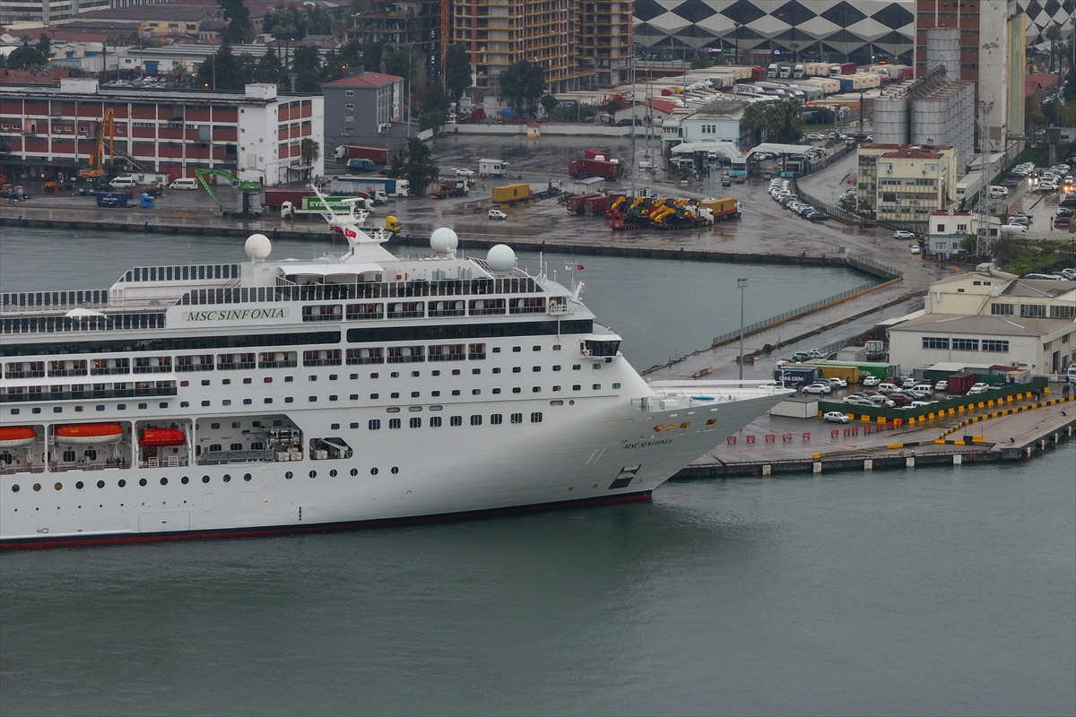 İzmir'e kruvaziyerle 2 bin 700 turist geldi