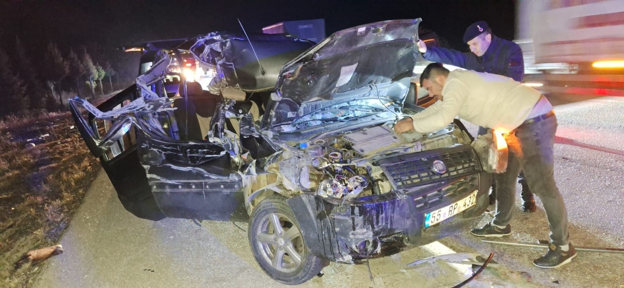 Afyonkarahisar'da tırın dorsesine çarpan hafif ticari araçtaki 5 kişi yaralandı