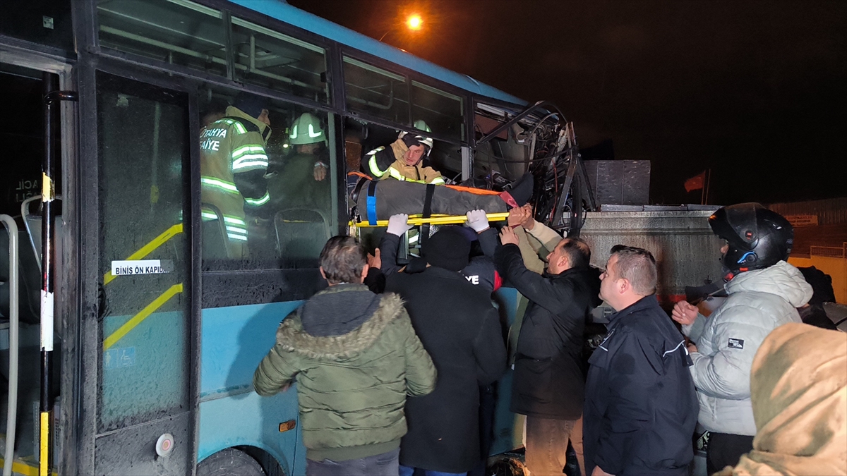 Kütahya'da tır ve otomobile çarpan otobüsün sürücüsü yaralandı