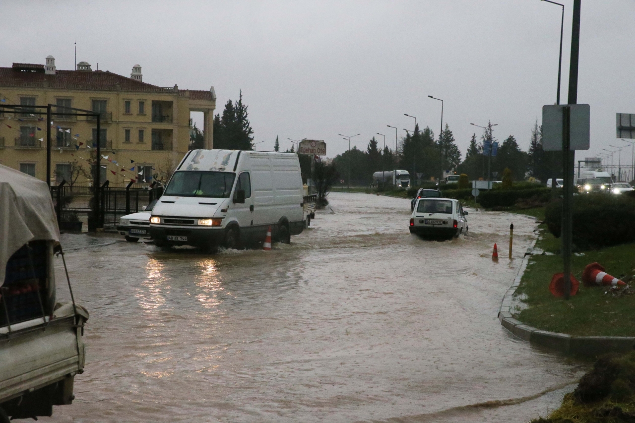 Muğla'nın Menteşe ilçesinde sağanak ve fırtına etkili oluyor