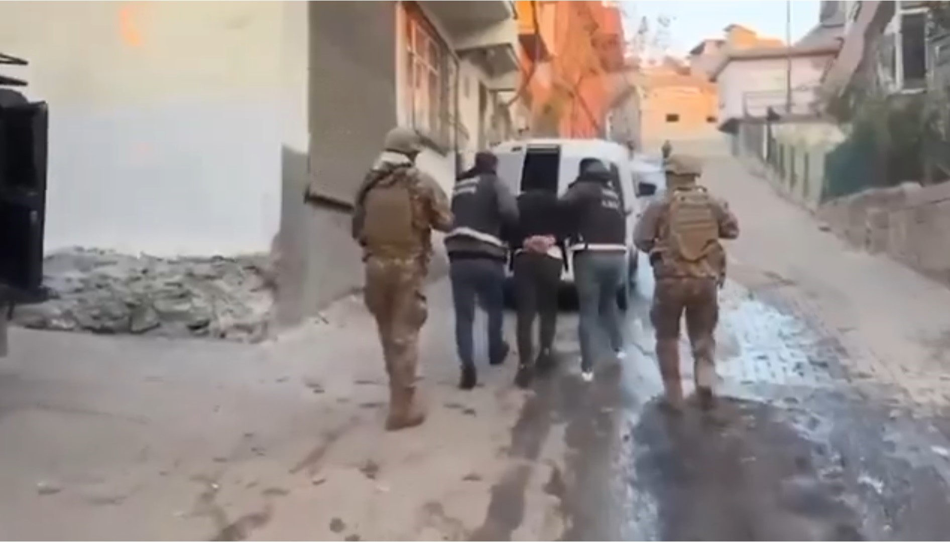 Manisa'da üzerinde uyuşturucu bulunan şüpheli tutuklandı