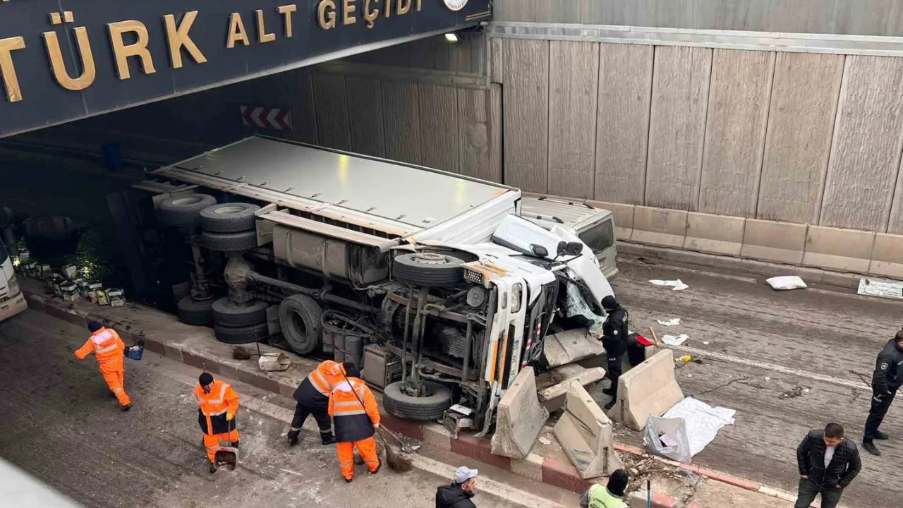 Afyonkarahisar'da iki kamyonet çarpıştı, 5 kişi yaralandı