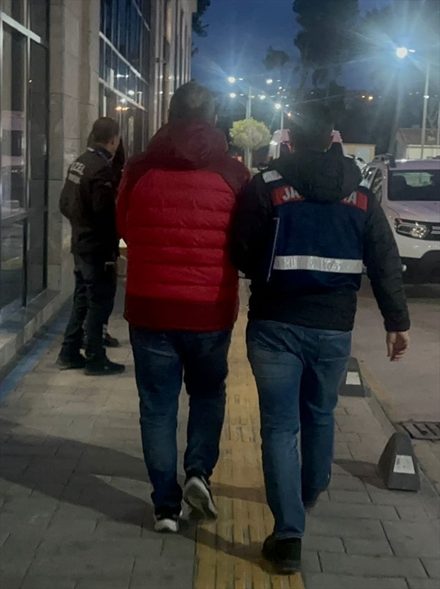 İzmir'de terör propagandası iddiasıyla 5 şüpheli yakalandı
