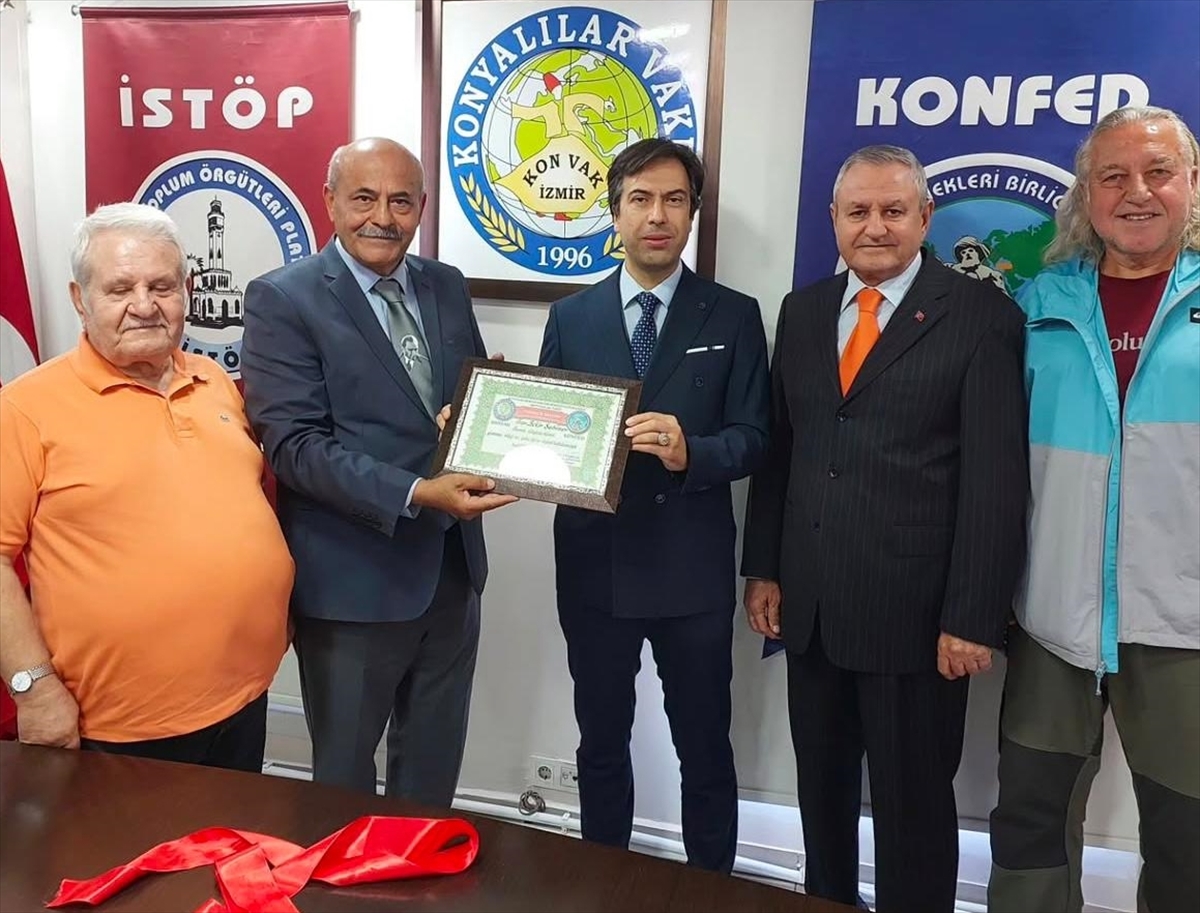 İzmir'de avukatın yazdığı kitap Yeşilay ve Mehmetçik Vakfı'na bağış oldu