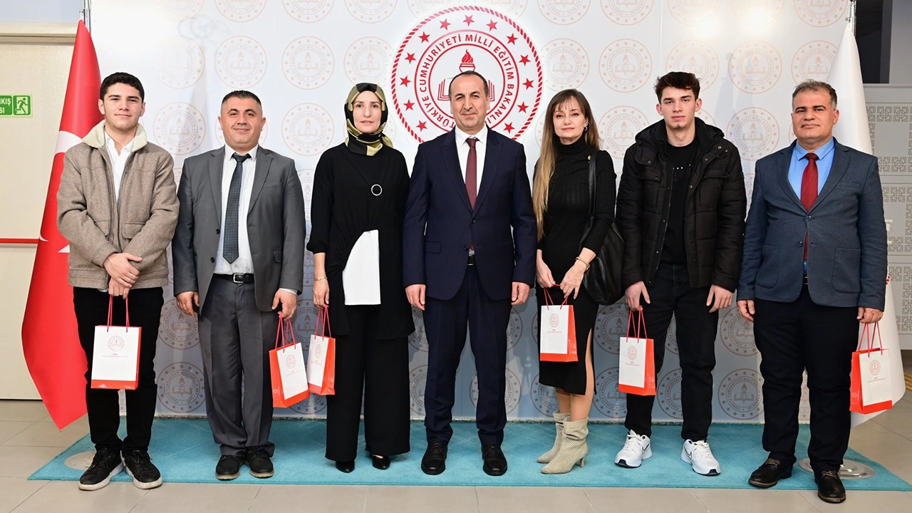 Halil Yücel, TÜBİTAK 2204-A Projesi Ekibini Tebrik Etti