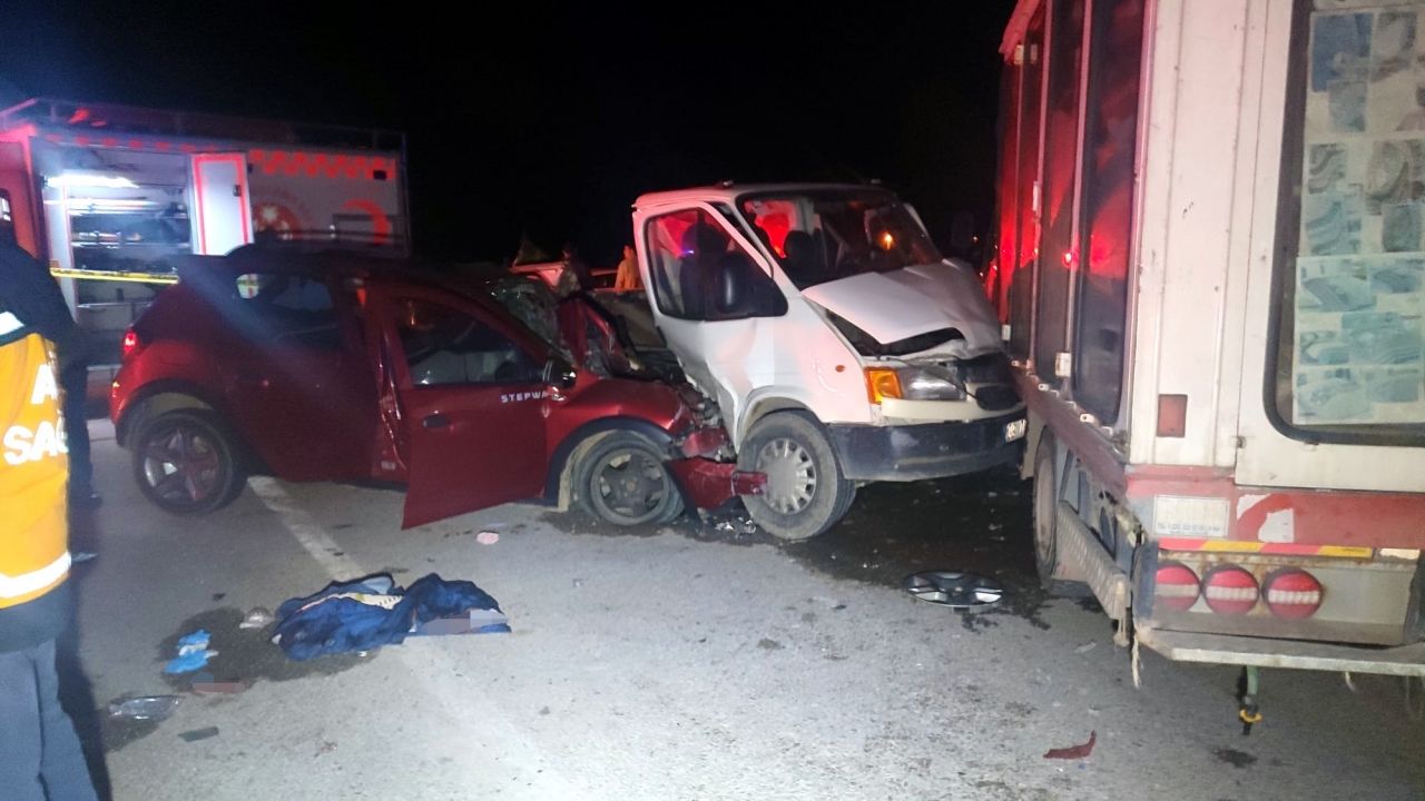 İzmir'de 3 aracın çarpıştığı kazada anne ve oğlu öldü, 4 kişi yaralandı
