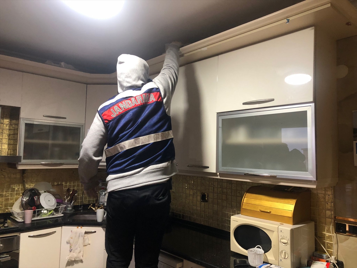 İzmir merkezli FETÖ operasyonunda yakalanan 21 şüpheli tutuklandı