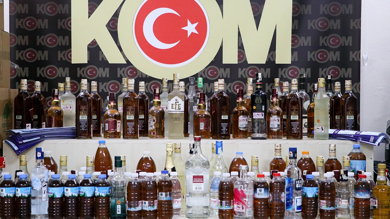 İzmir'de "el cilt temizleme solüsyonu" etiketiyle satılan sahte içkilere el konuldu