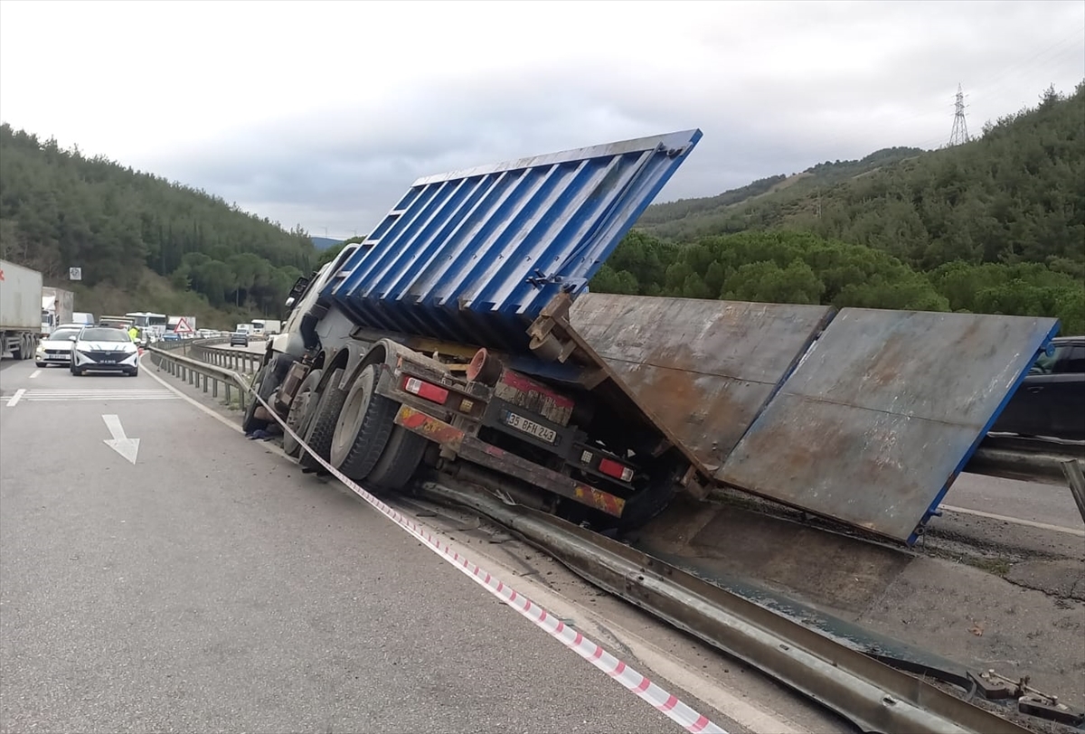 Yunusemre'de bariyerlere çarpan kamyonun sürücüsü yaralandı