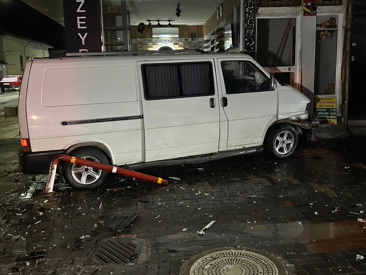 Uşak'ta otomobil ile hafif ticari araç çarpıştı: 2 yaralı