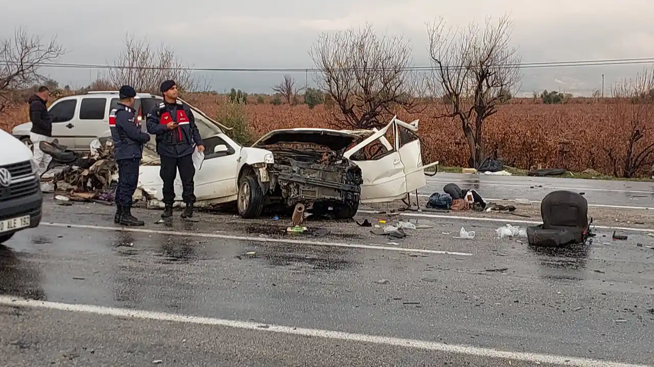 Denizli'de iki otomobilin çarpıştığı kazada 3 kişi öldü, 3 kişi yaralandı