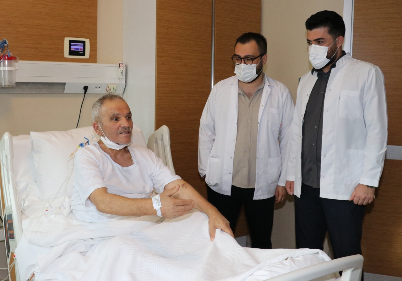 "Ciğerim" diye sevdiği yeğeninin karaciğerinden yapılan doku nakliyle hayata bağlandı