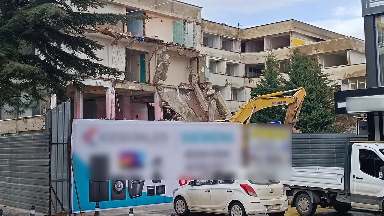 Uşak Belediye İşhanı’nın Yıkım Çalışmaları Sürüyor