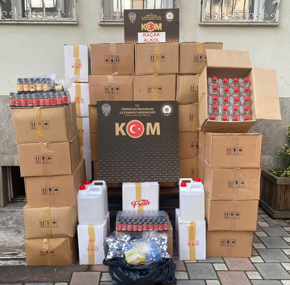 İzmir'de 669 litre etil alkol ele geçirildi