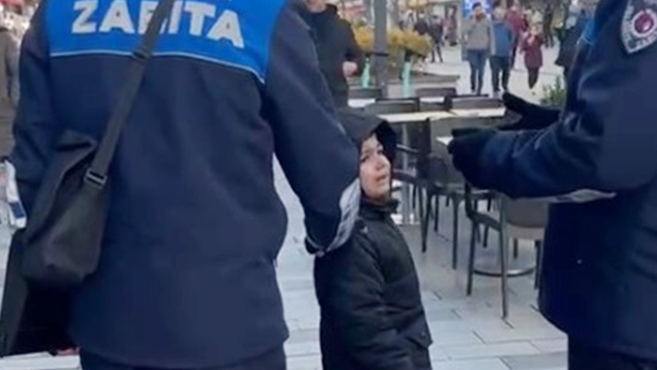 İsmetpaşa Caddesi'nde Kaybolan Çocuk Annesini Arıyor