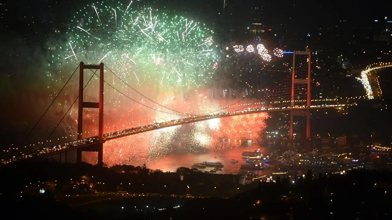 Muğla'da yeni yıl konser, ses ve ışık gösterileriyle kutlandı