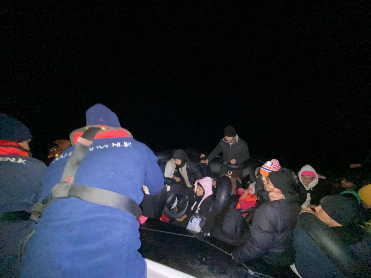 İzmir'de 73 düzensiz göçmen kurtarıldı, 155 düzensiz göçmen yakalandı