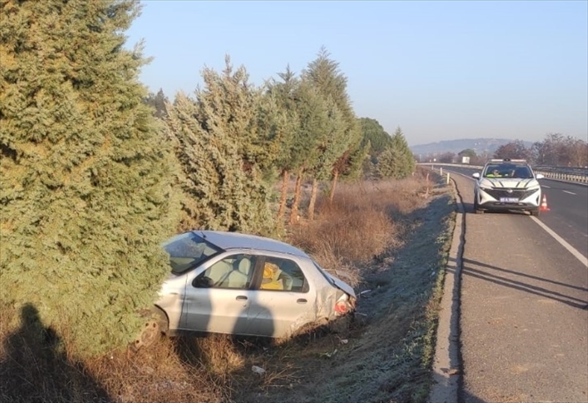 Manisa'da devrilen otomobildeki baba öldü oğlu yaralandı