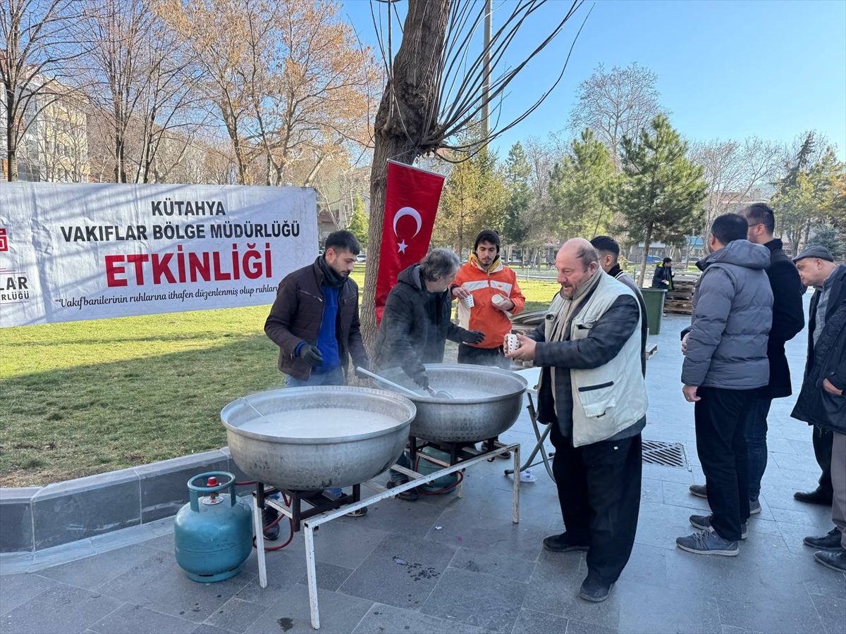 Afyonkarahisar'da vatandaşlara salep ikramı yapıldı