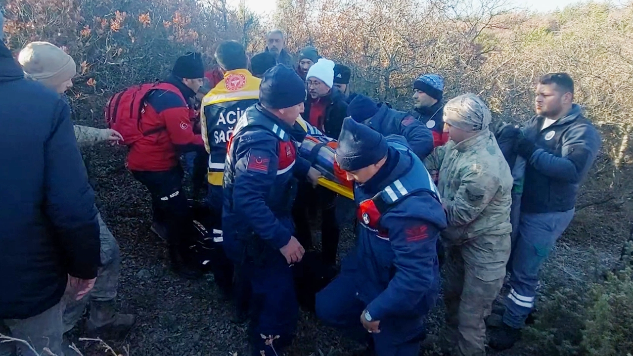 Kütahya'da ormanda kaybolan kişi donmak üzereyken bulundu