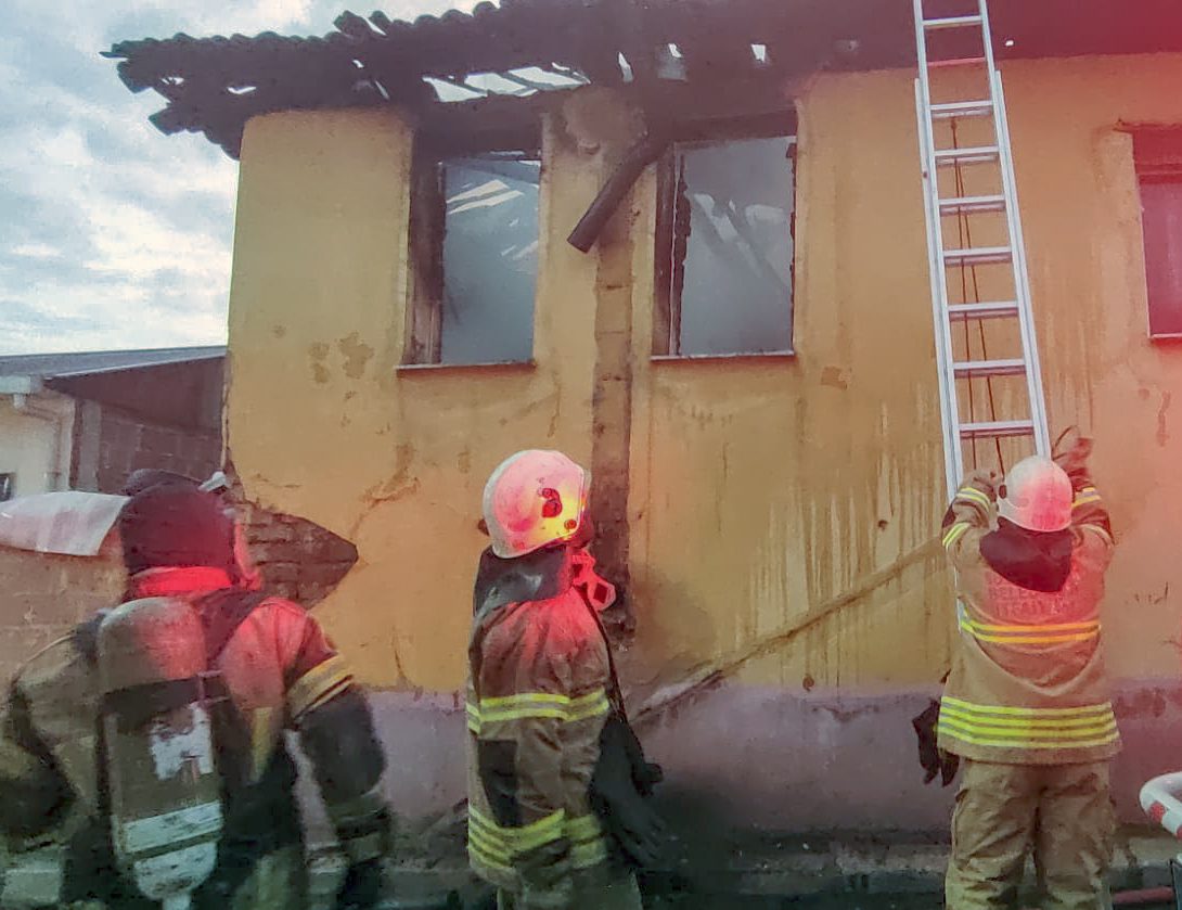 İzmir'de bir evde çıkan yangında 4 kişi dumandan etkilendi