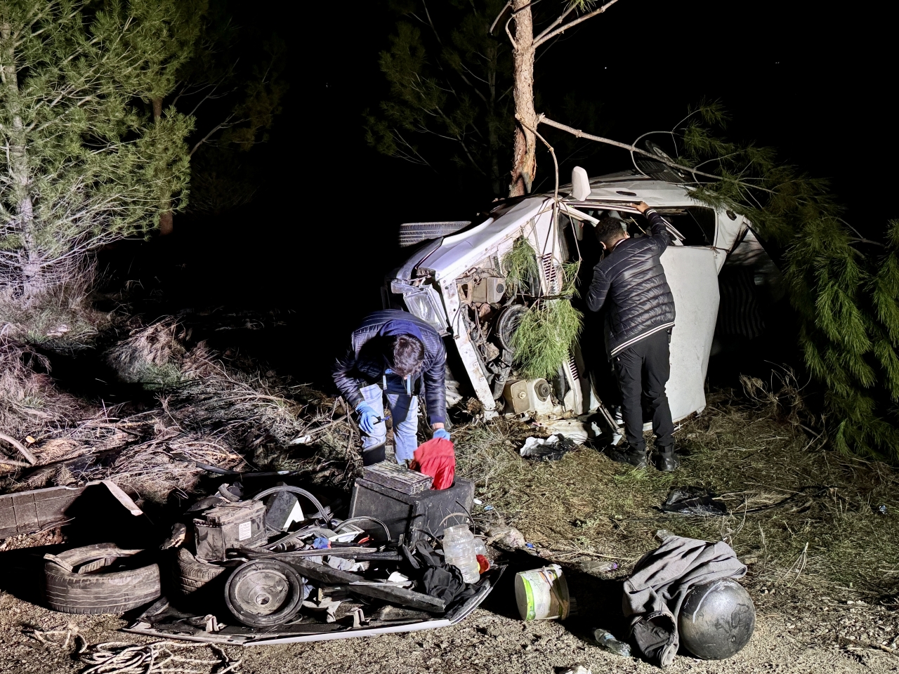 Muğla'da şarampole yuvarlanan otomobildeki 2 kişi yaralandı