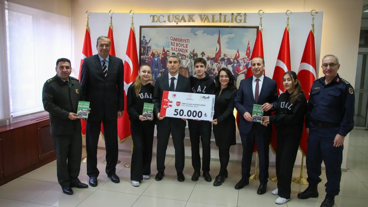 Uşak'ta öğrenciler kitap yazdı, gelirini Mehmetçik'e bağışladı