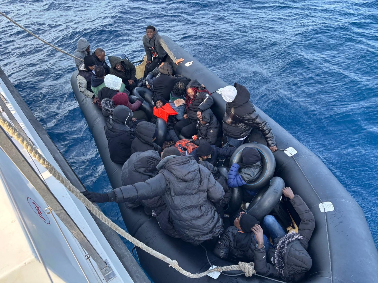 İzmir açıklarında 133 düzensiz göçmen kurtarıldı