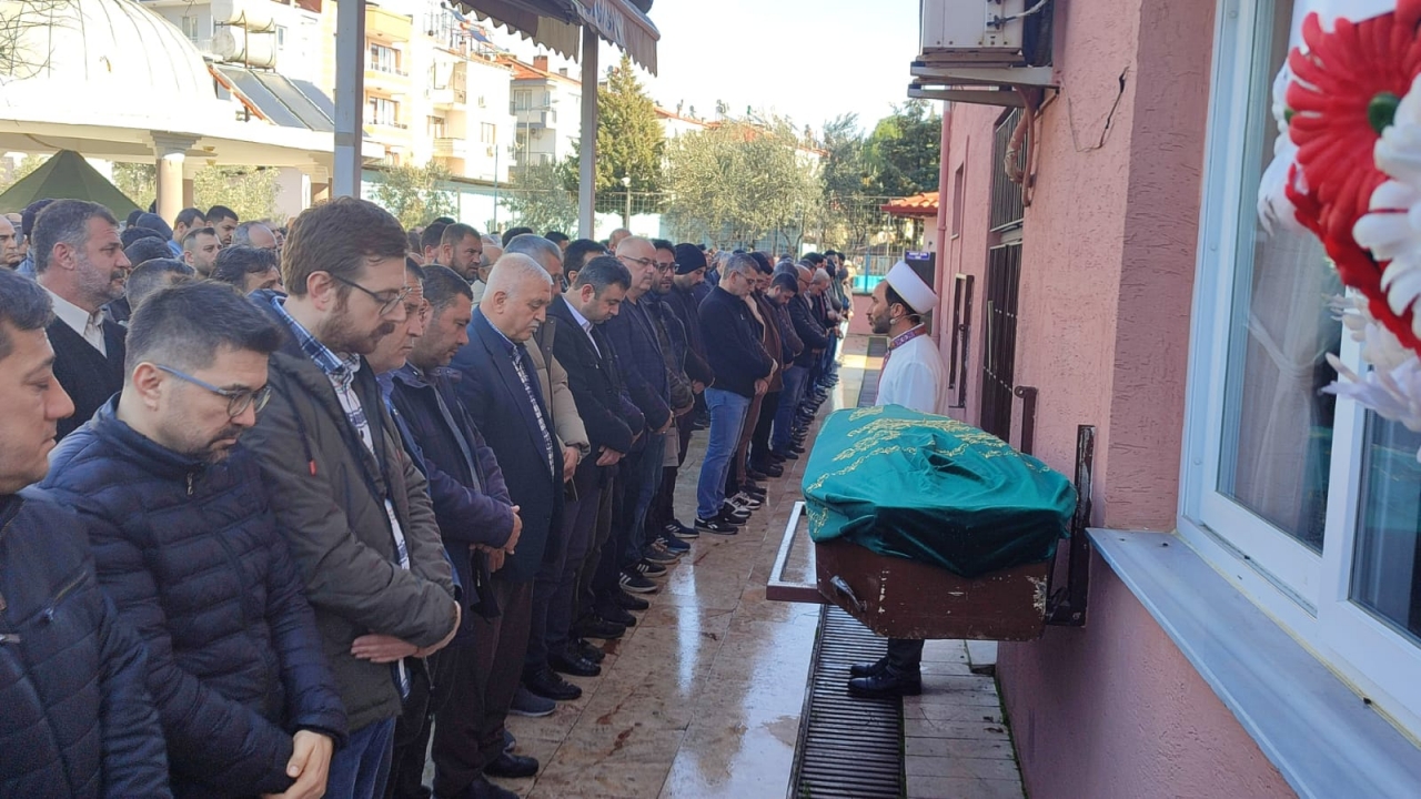 İzmir'de istinat duvarından yola düşerek ölen Tuna Toplar son yolculuğuna uğurlandı