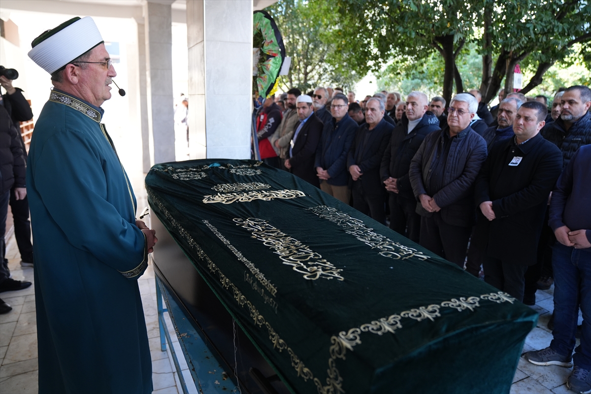 İngiltere'de cansız bedeni bulunan Türk akademisyen İzmir'de defnedildi