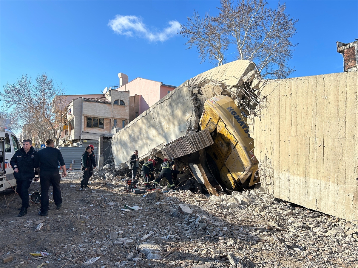 Uşak'ta yıkım sırasında iş makinasının üzerine bina çöktü: 1 ölü